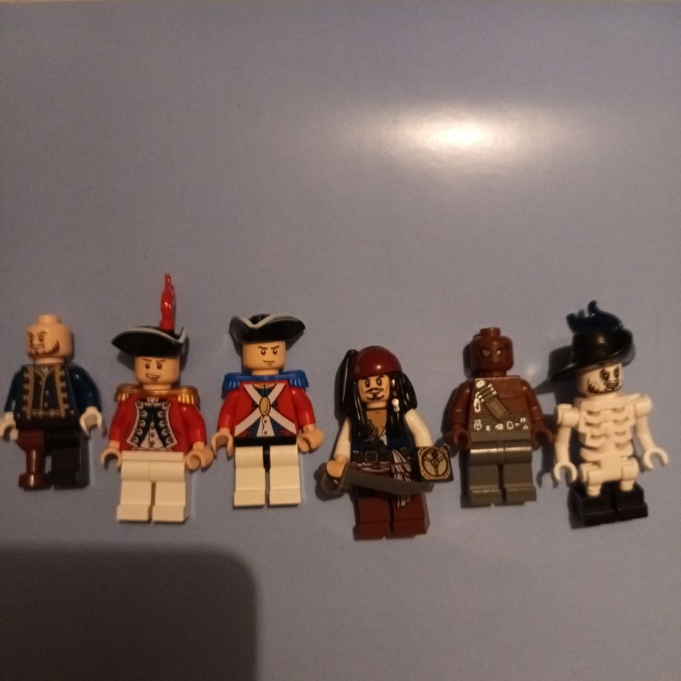 Lego Pirates of the Caribbean minifiguureita