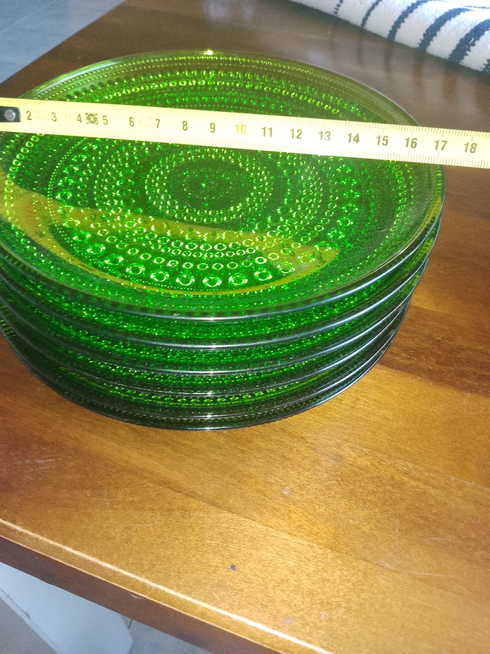 Kastehelmi vihreät lautaset