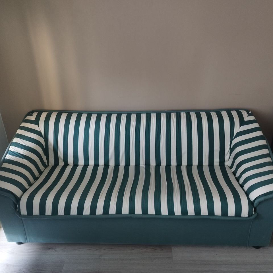 Myydään kaksi hyvin säilynyt vihreä ja valkoinen sohva hyvällä hinnalla