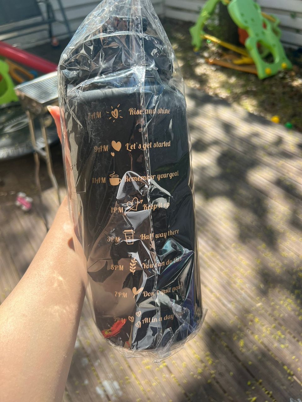 The water tumbler contains 3 sets of different sizes