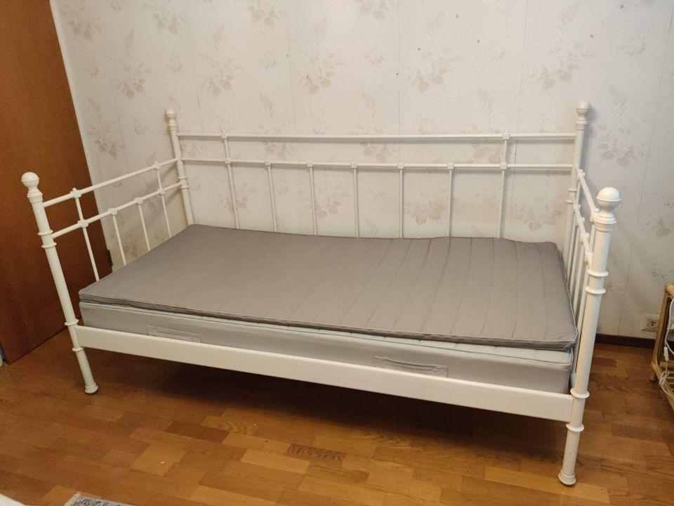 Ikea Tromnes-sänky (100x200cm) metallikehikolla ja kahdella patjalla