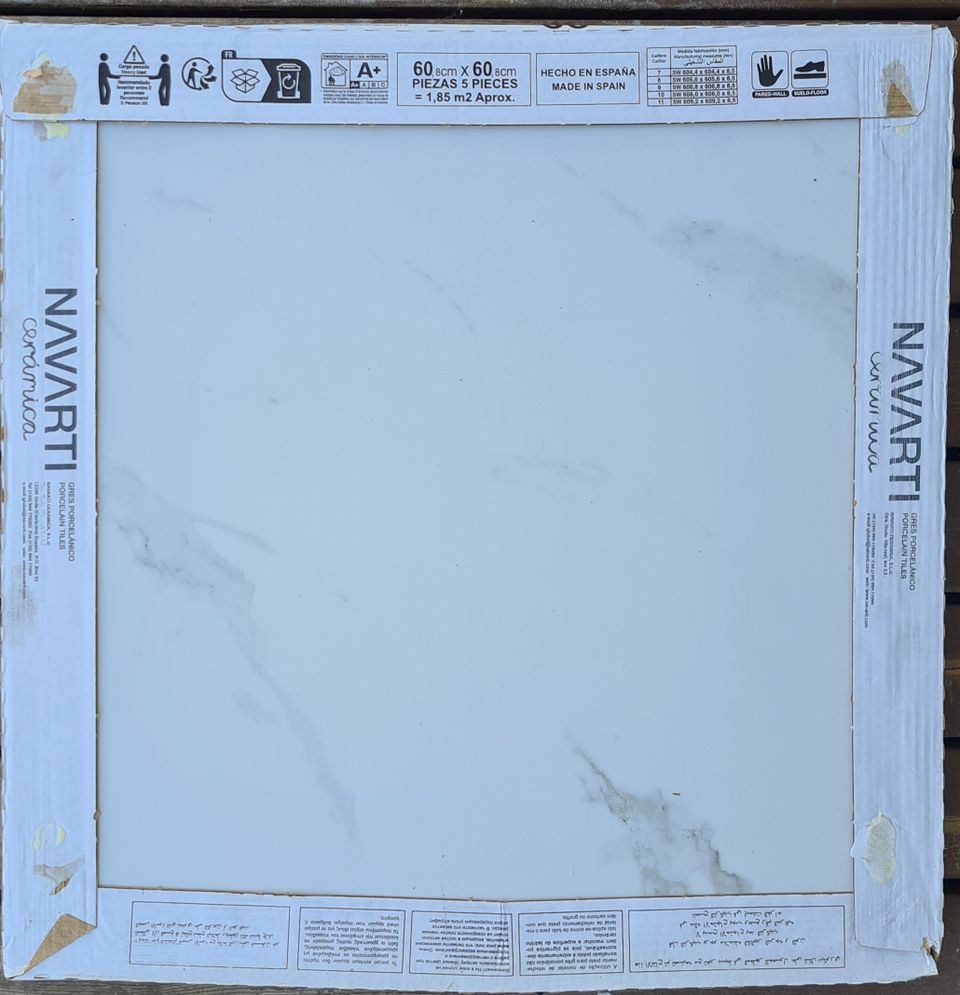 valkoisia marmorilaattoja 60,8 x 60,8