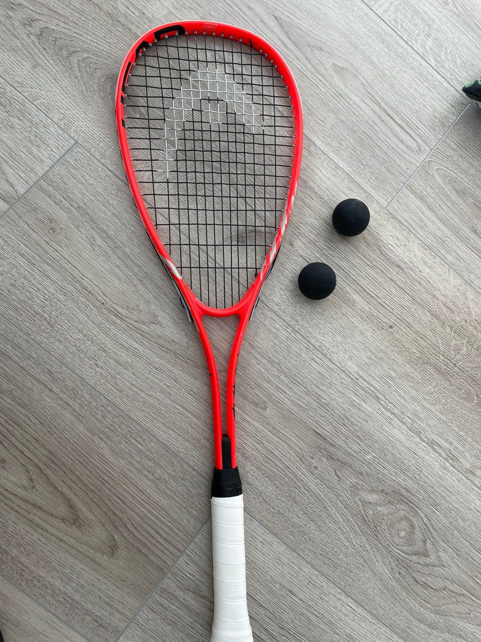 squashmaila ja 2 dunlop palloa