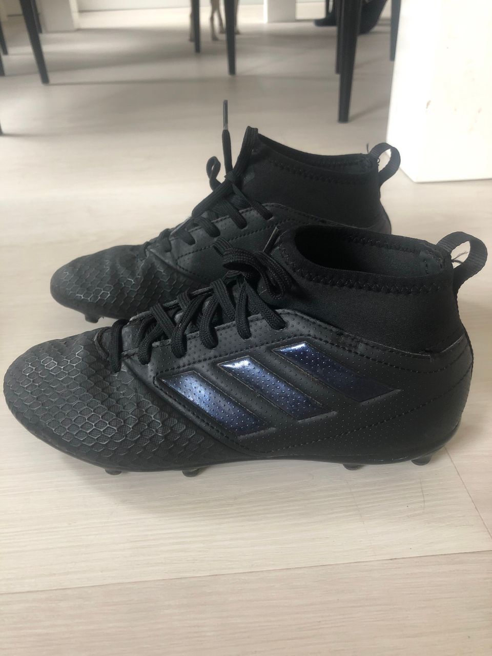 Adidas jalkapallokengät koko 36