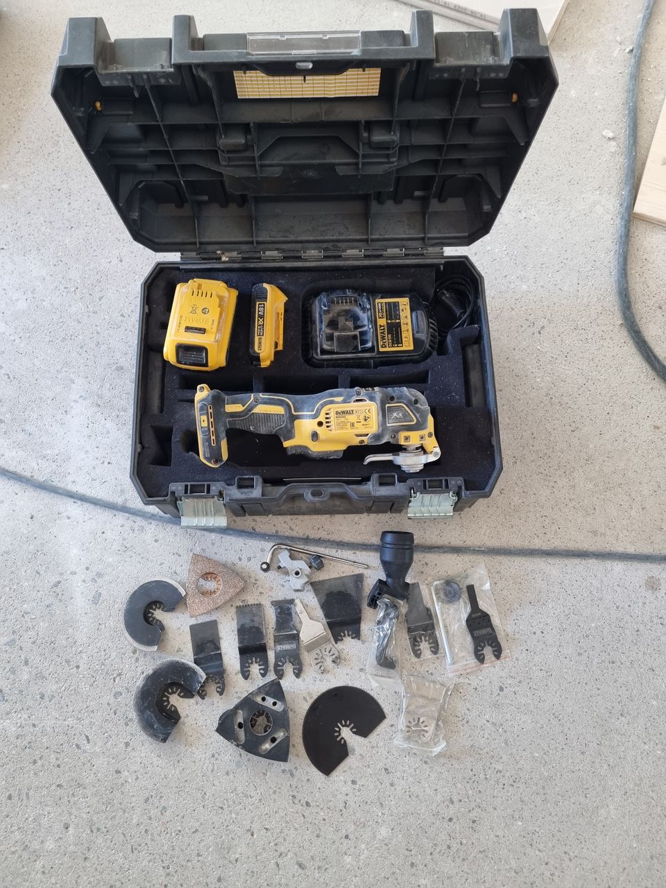 Dewalt xr DCS355 D2 18V monitoimikone