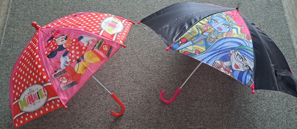 2 lasten sateenvarjoa