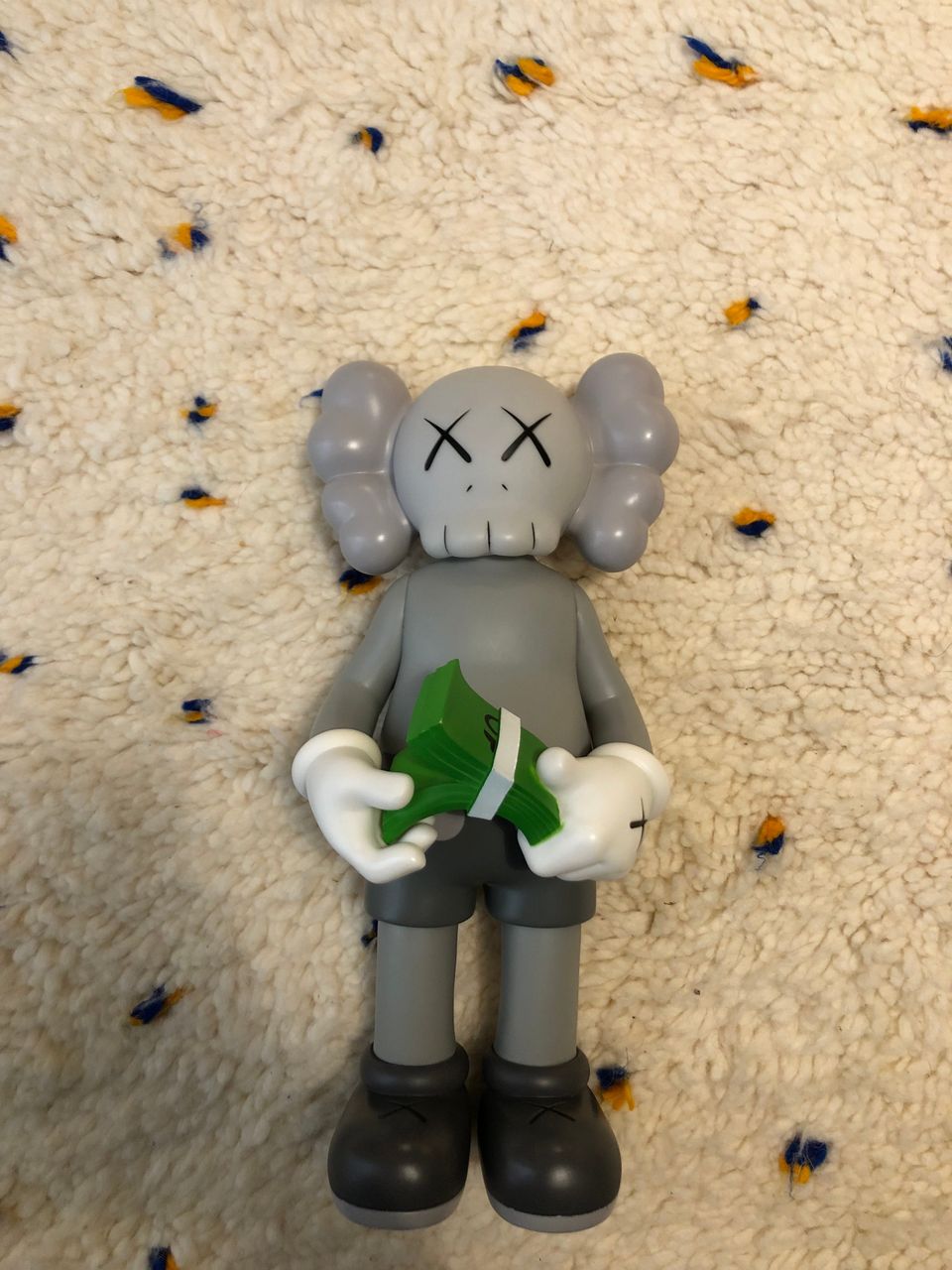 Kaws figure count money harmaa 30cm