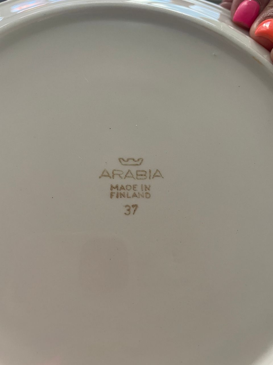 Arabia 70-luvun lautasia kultareunuksella