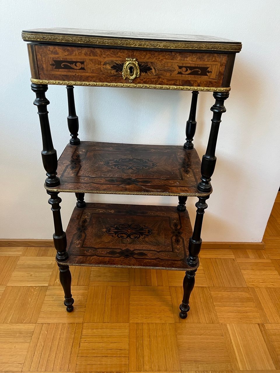 Pieni antiikkinen pöytä / korulipas 1800-luvulta