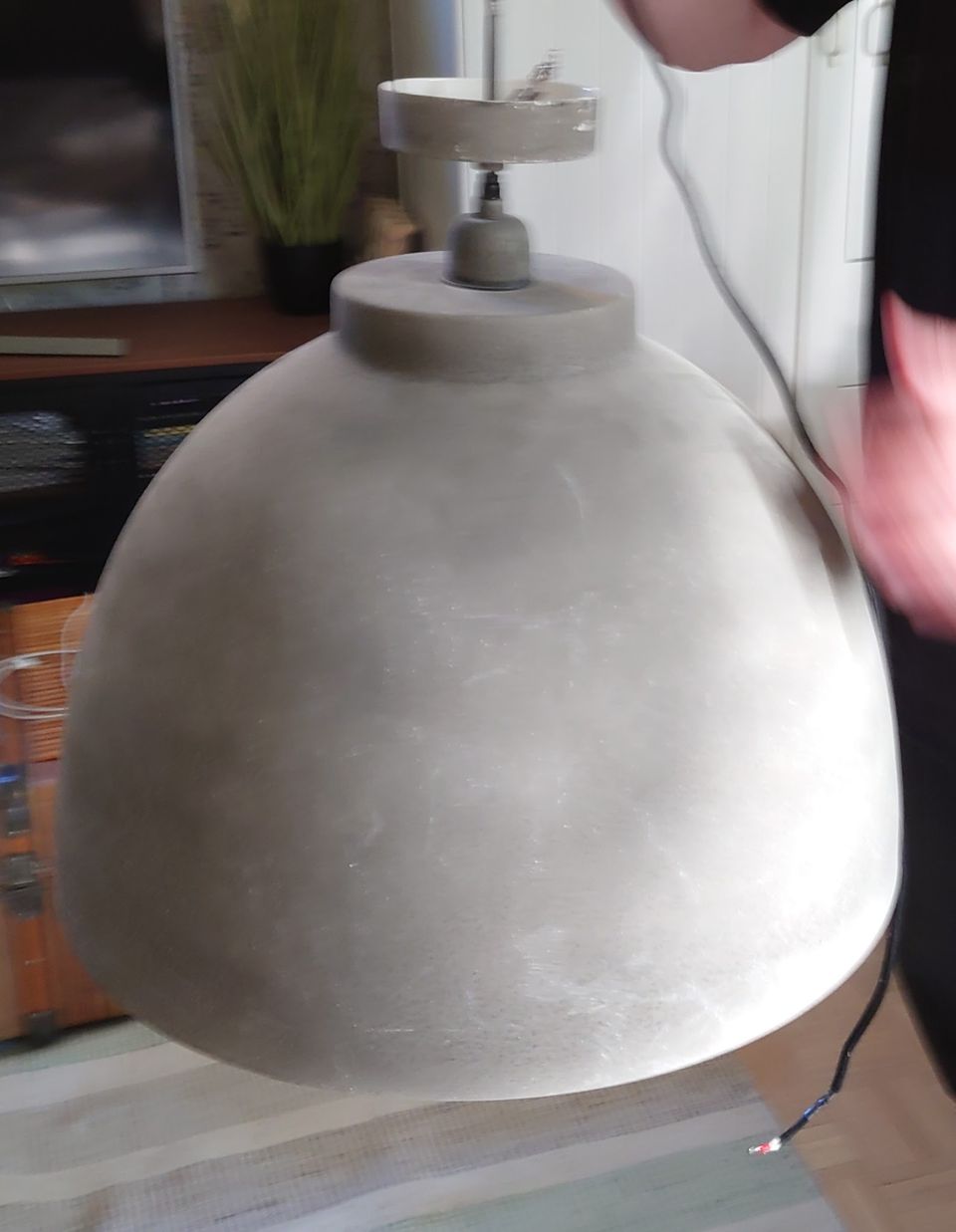 Betoninvärinen industrial-henkinen lamppu, läpimitta 45 cm