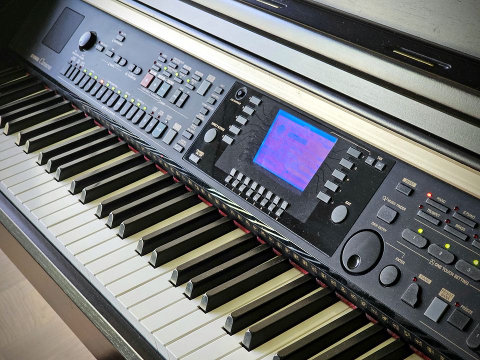 Yamaha CVP-301 digitaalipiano