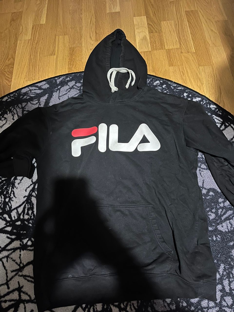 Fila musta huppari