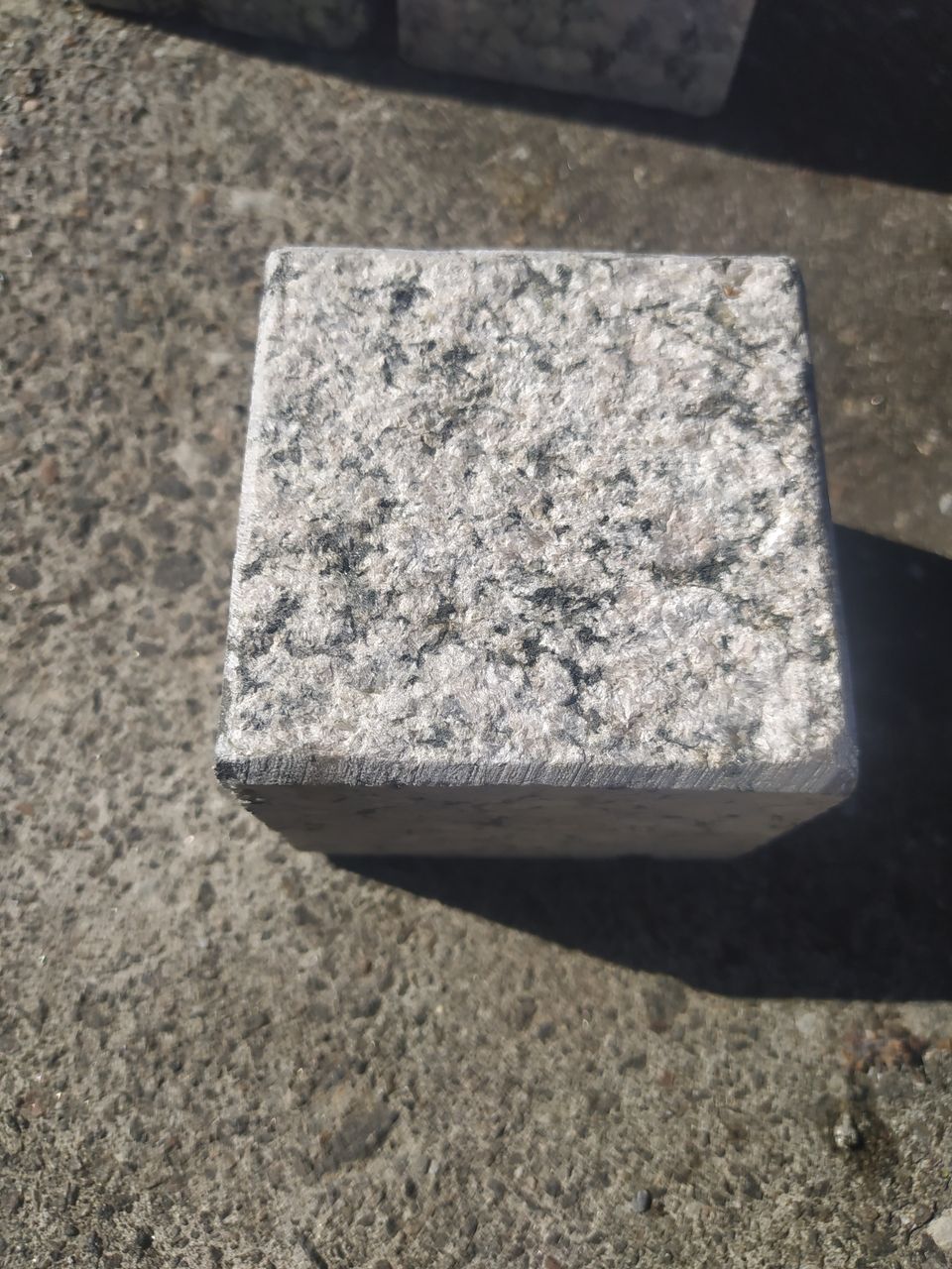 Harmaa graniitti noppakivi