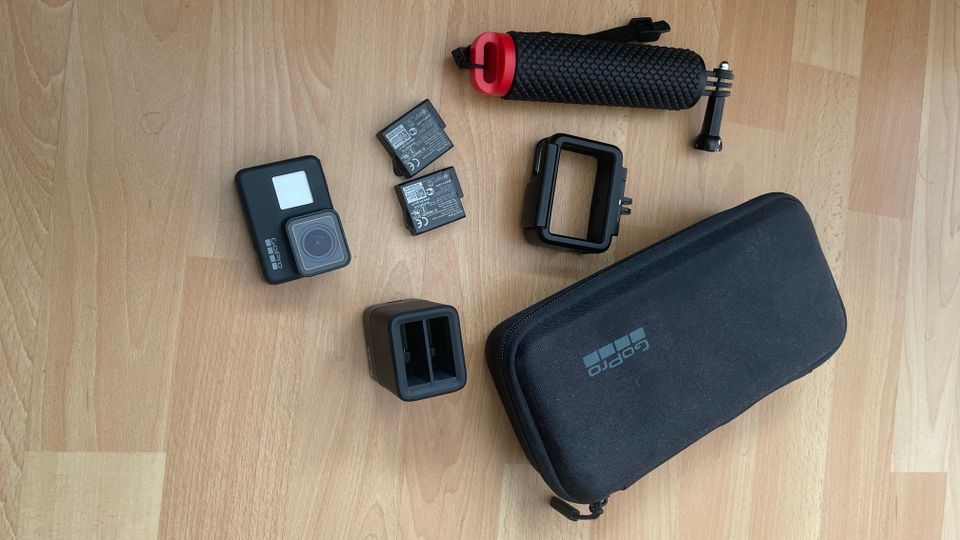 GoPro 7 Black+2 Batteries and other accessories#300 euro
