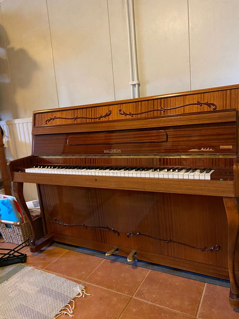 Toimiva Waldheim piano myydään