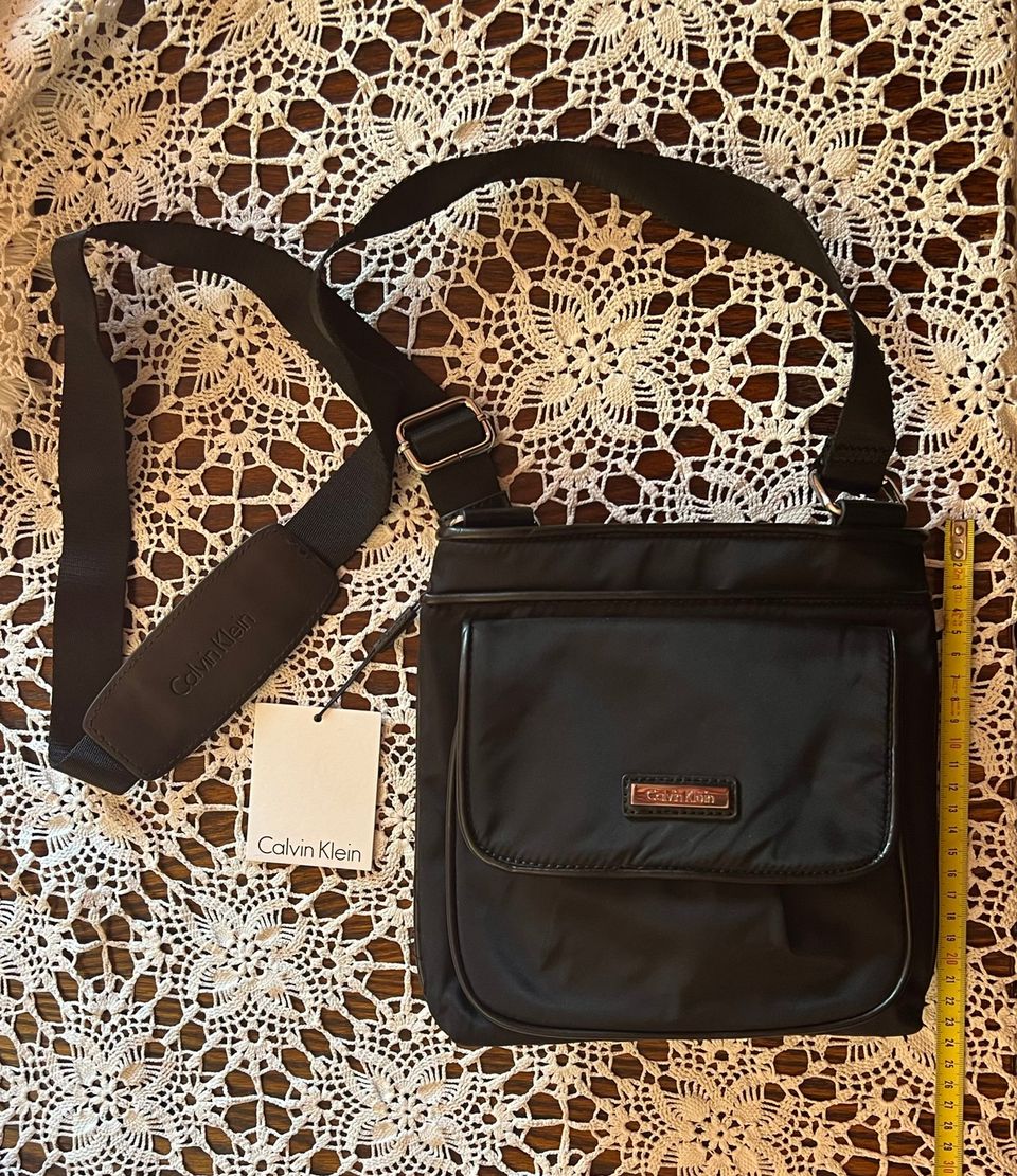 Calvin Klein crossbody-laukku uusi