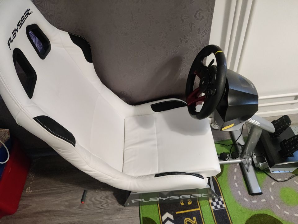 Playseat ajotuoli sekä Hori Racing Wheel APEX PS4/PS3/PC rattiohjain