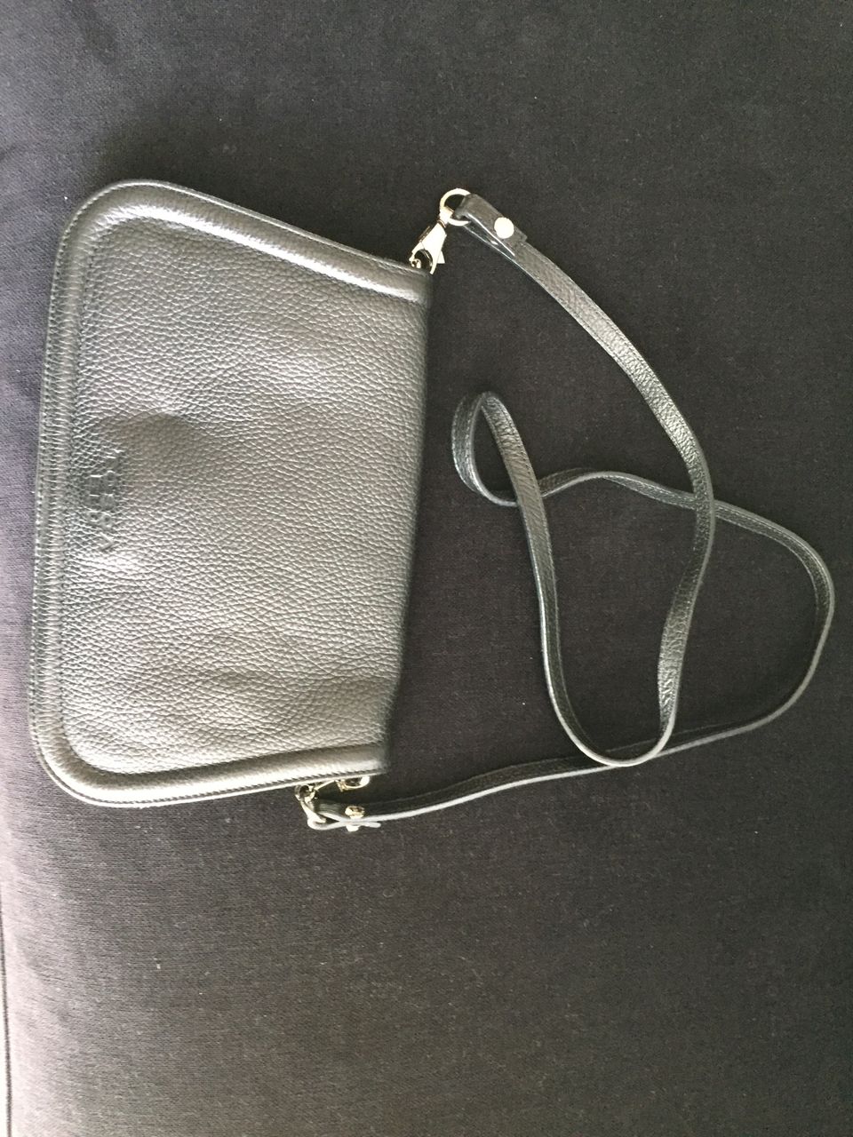 Kerran käytetty musta nahkainen crossbody/clutch