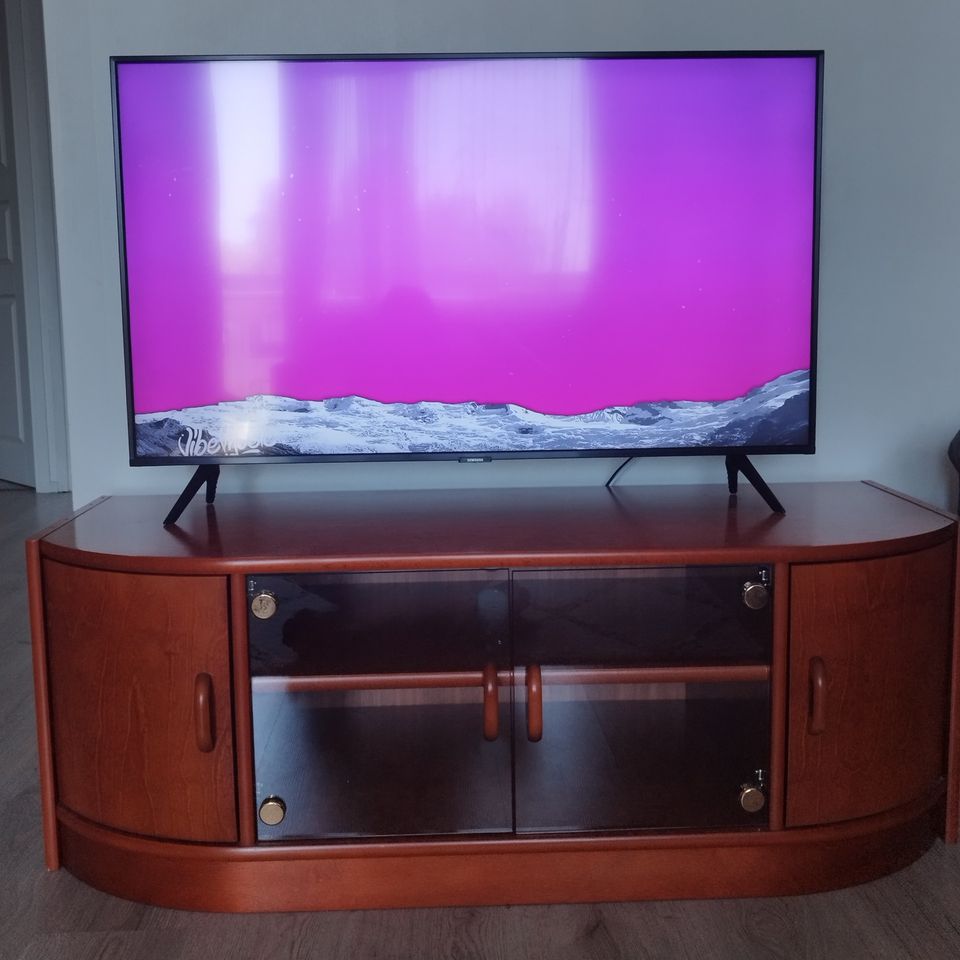Myydään hyvin säilynyt puinen tv-taso edulliseen hintaan