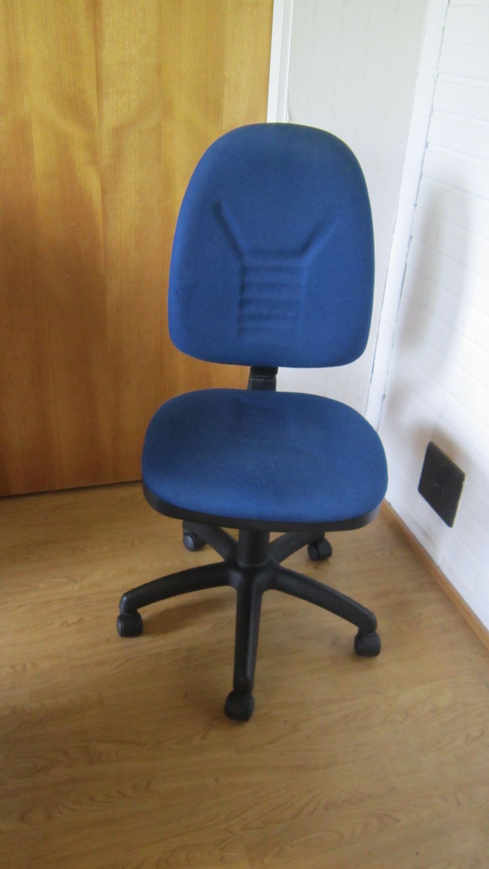 Sininen toimistotuoli/työtuoli