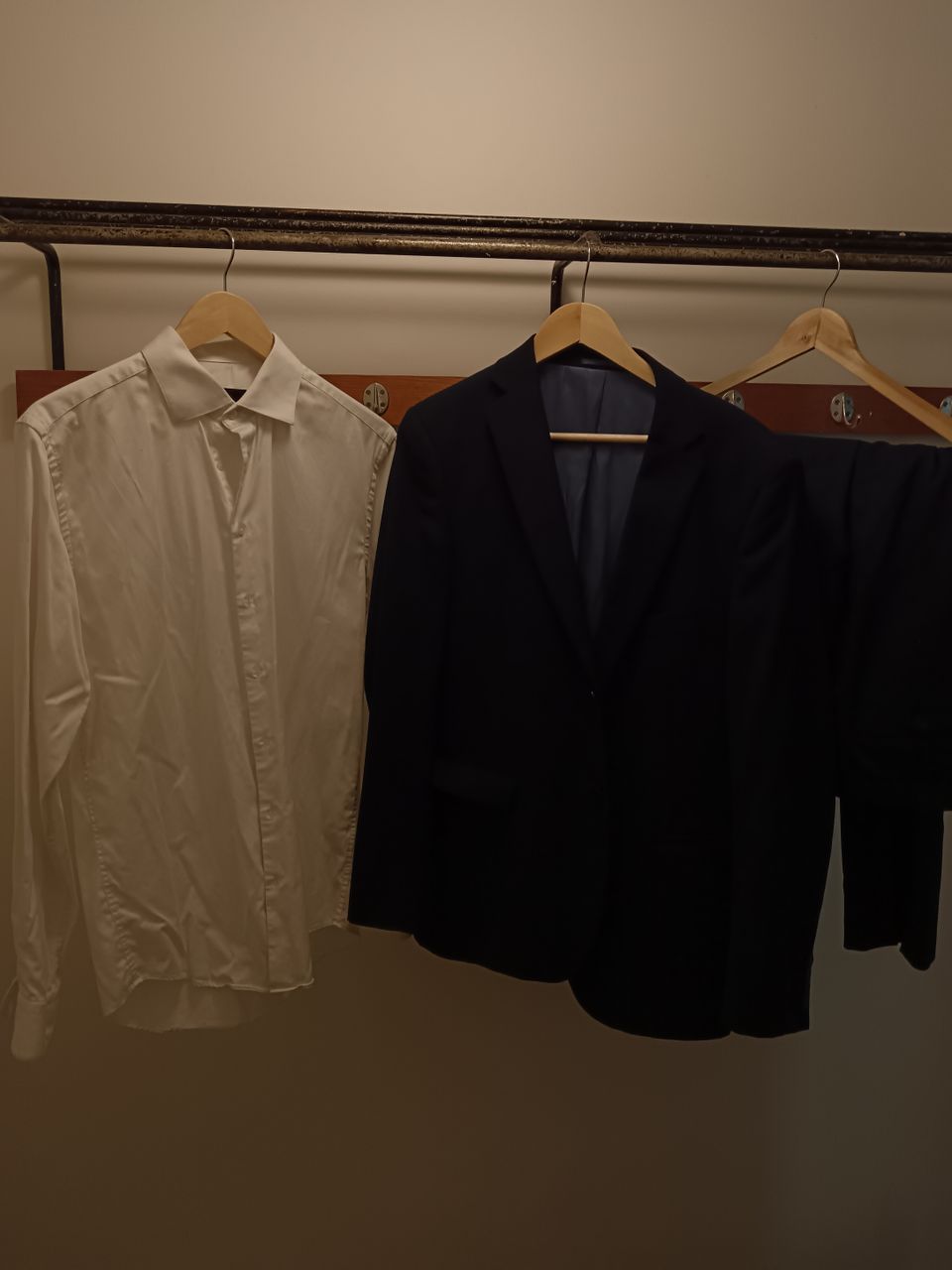 Dressmann tummansininen puku ja valkoinen kauluspaita L