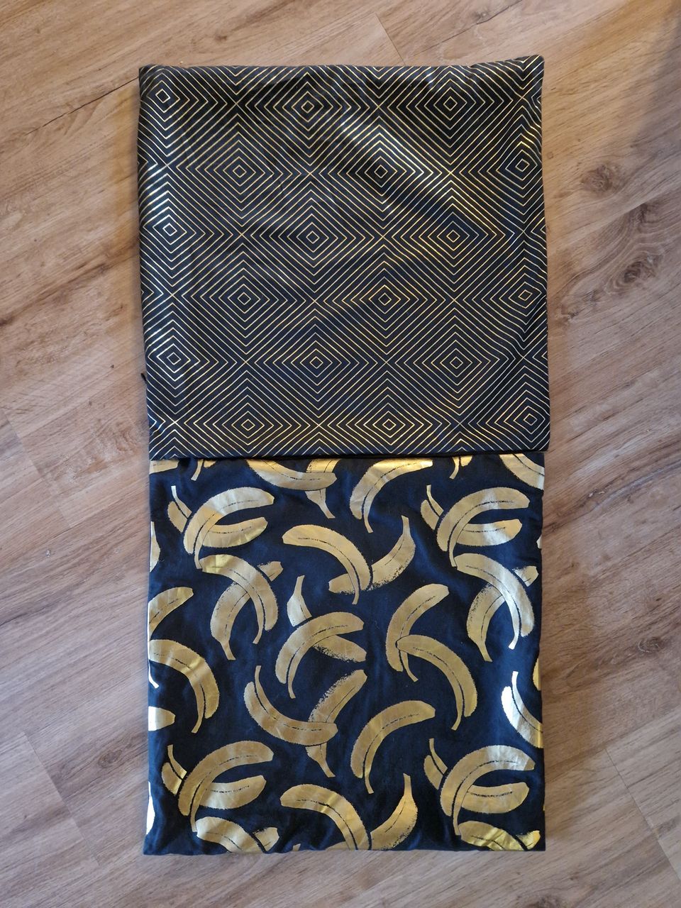 Kaksi mustakultaista tyynyliinaa 50×50cm