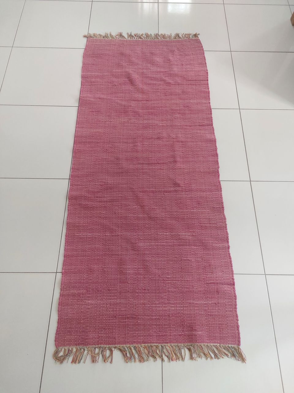 Vaaleanpunainen matto 190x80 cm.