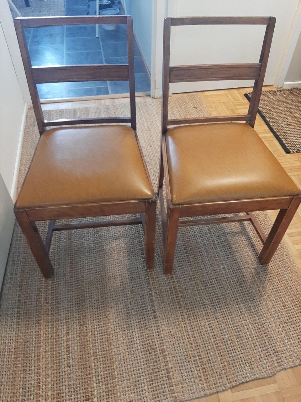 Kaksi vanhaa tuolia