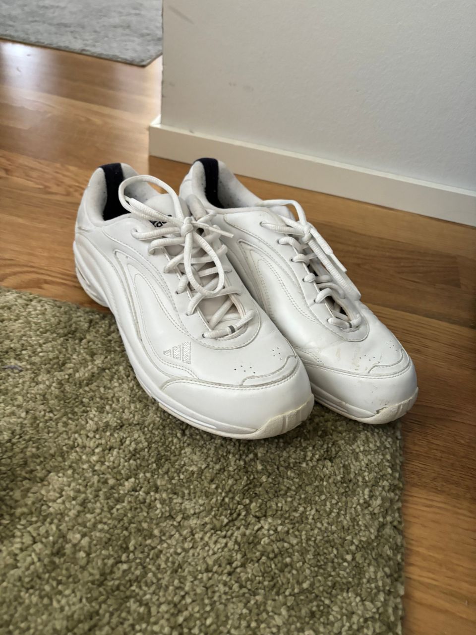 Adidas tennis kengät