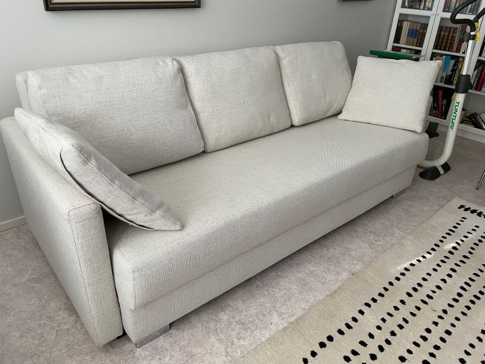 Asko valkoinen 3 istuttava sohva, alla sailitystila. Kunto kuin uusi