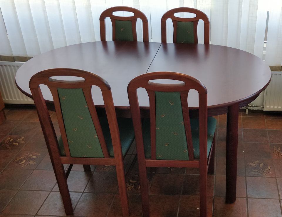 Jatkettava puinen keittiönpöytä ja 4 tuolia