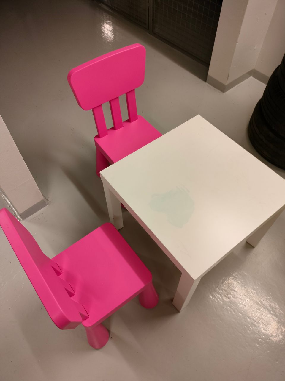 Ikea Mammut lastentuolit ja ikea pöytä