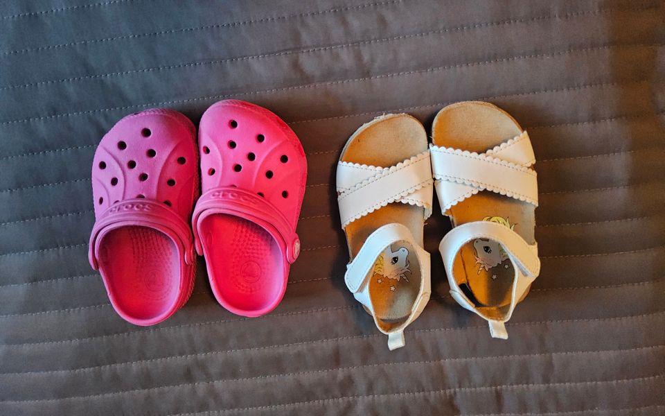 Tyttöjen sandaalit ja crocsit