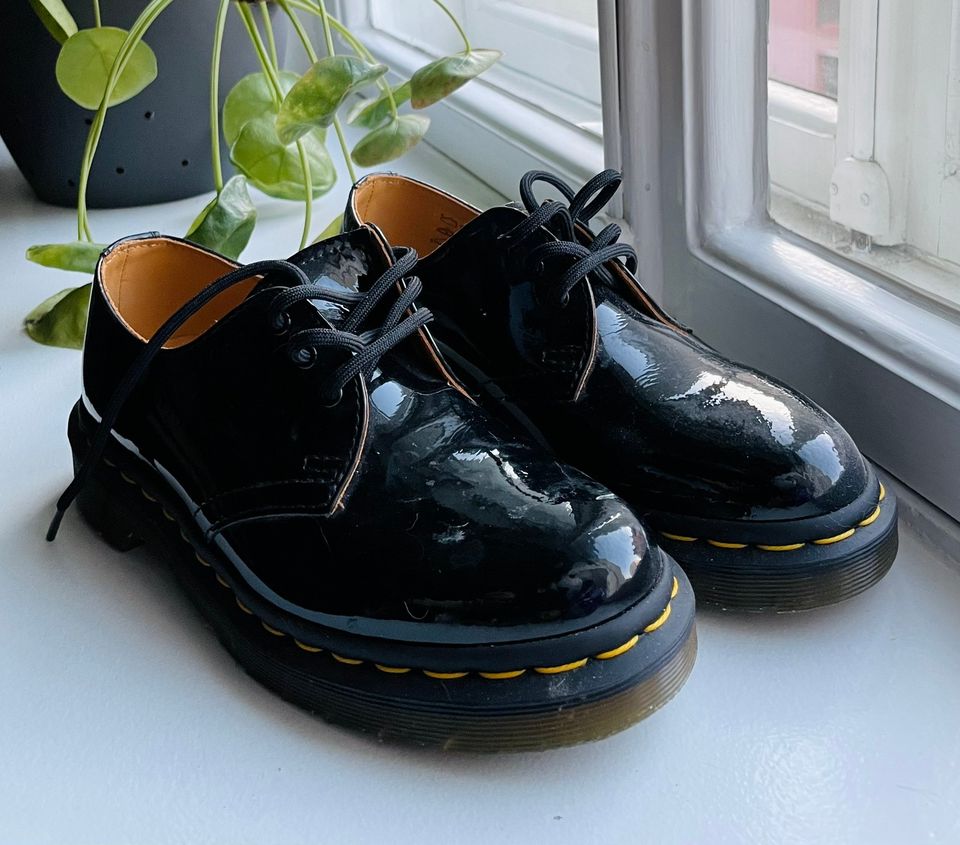 Käyttämättömät Dr. Martens kävelykengät