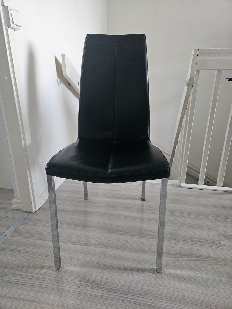 Ruokapöydän tuolit, 5kpl musta keinonahka/kromi