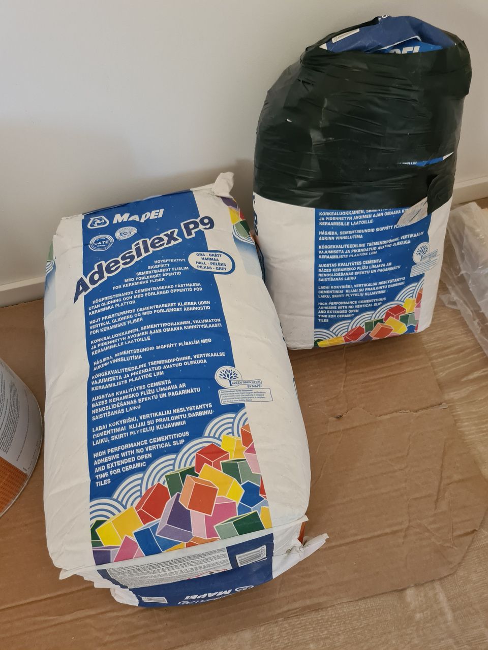 Mapei Adesilex P9 kiinnityslaasti