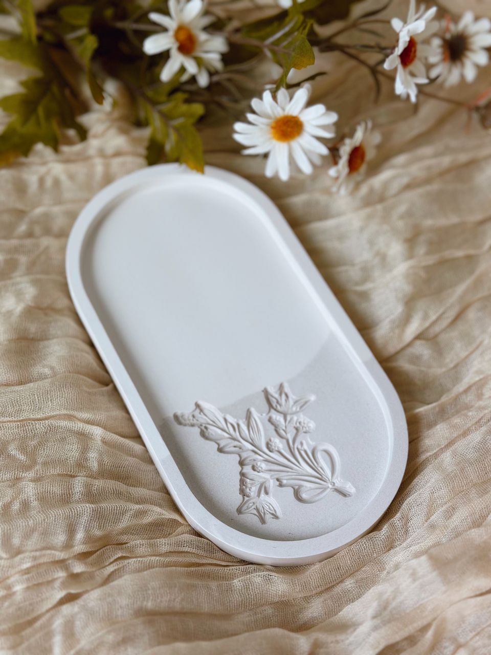 Käsintehty Alusta/ Handmade white and grey beige tray with imprinted flower