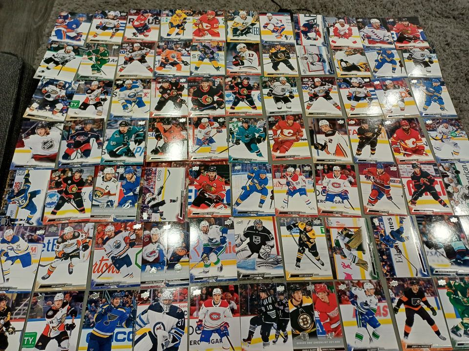 NHL 2022-2023 jääkiekkokortteja 208kpl