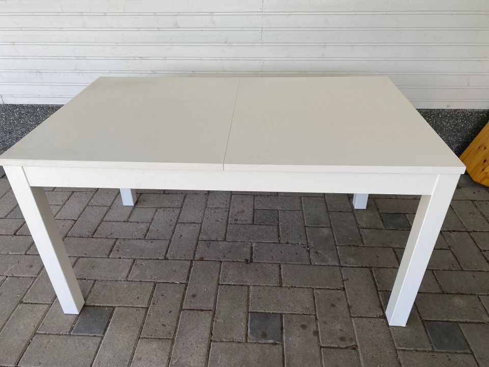 Valkoinen Ikea Bjursta jatkettava ruokapöytä