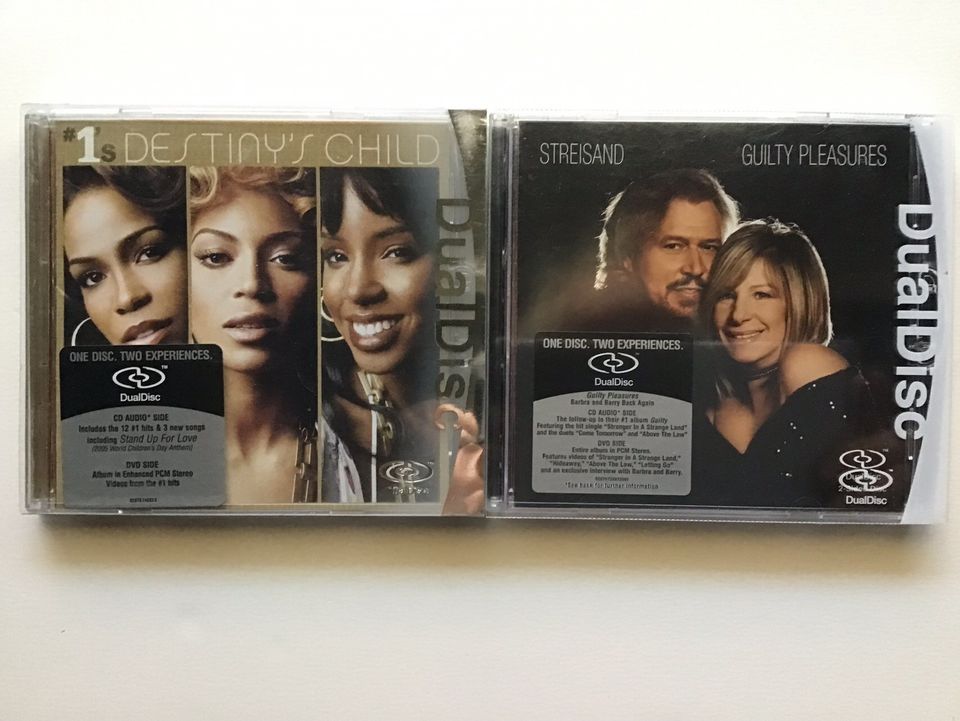 Kaksi DualDisc cd levyä