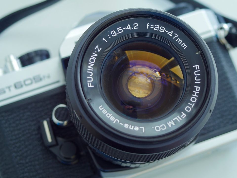 Fujica ST605n filmikamera + 29-47mm f3.5-4.2 zoomi (M42 mountti)