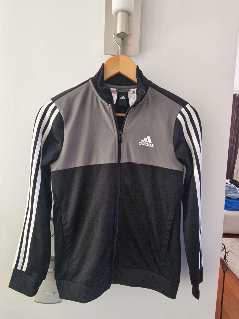 Adidas verkkatakki/ verryttelytakki koko 152cm