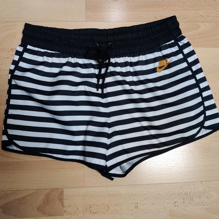 Nike lyhyet shortsit M