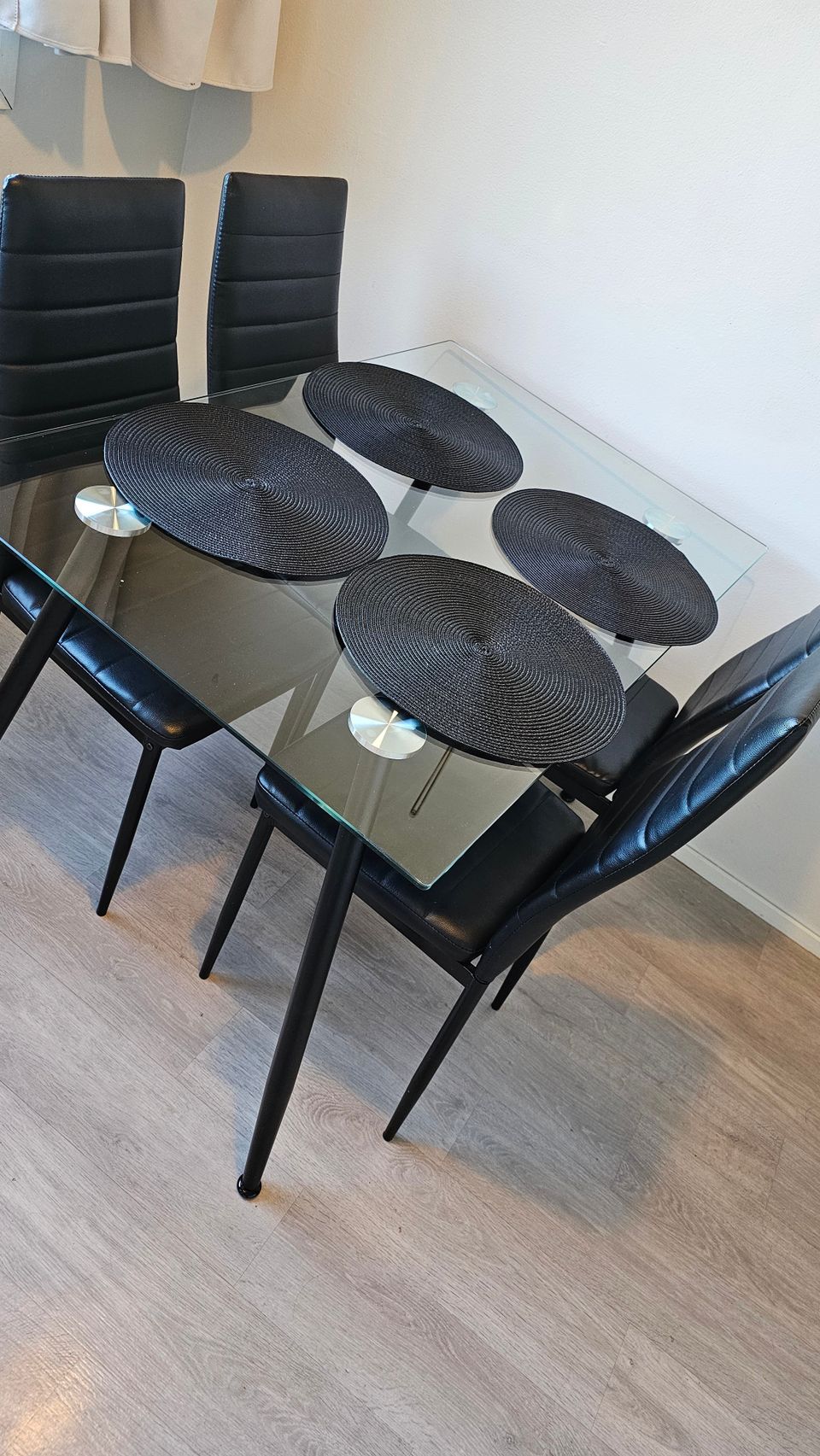 Pöytä ja neljä tuolia