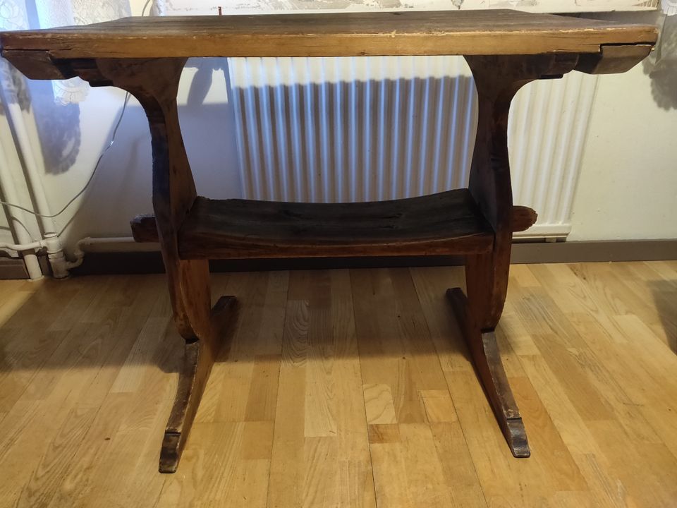 Vanha pöytä 1800-luku