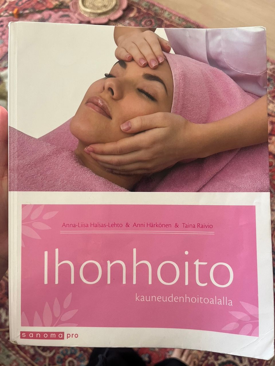 Ihonhoito kauneudenalalla oppikirja