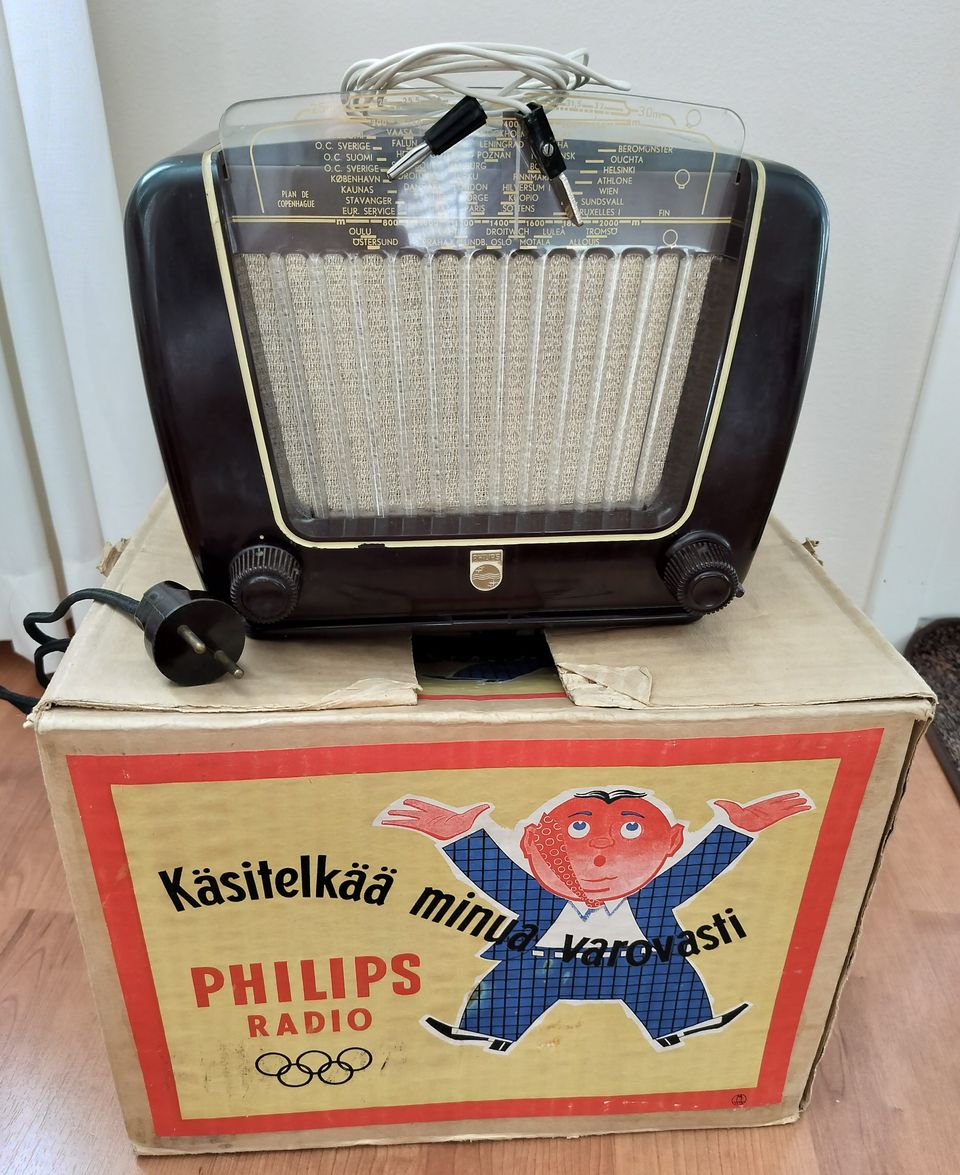 Vanha Philips U290 radio ja alkuperäinen laatikko