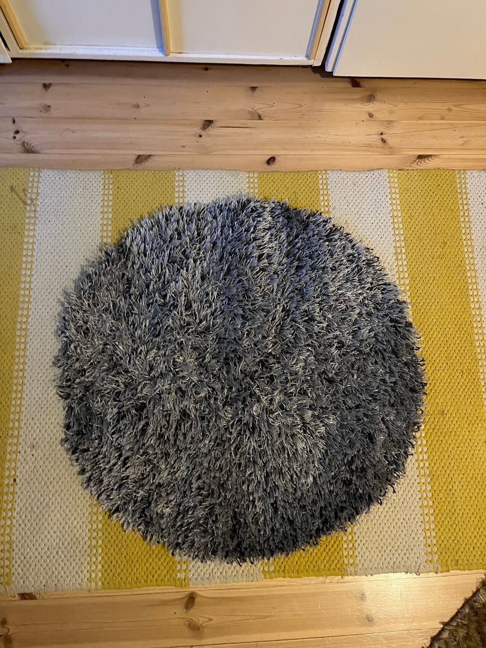 Pyöreä matto, harmaa