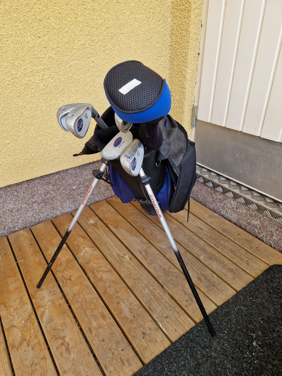 Lasten golfbag rightin mailoineen ja palloineen