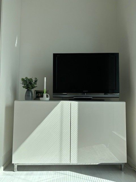 Ikea valkoinen TV-taso